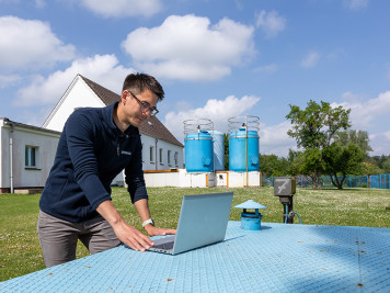 Mitarbeiter lässt die Wasserqualität der Brüeler Versorgungsanlagen prüfen und stellt die Messergebnisse zur Verfügung.