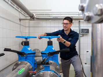 Mitarbeiter prüft die Anlagen im Wasserwerk Brüel